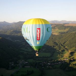 Vol en montgolfière Cantal Auvergne au pied du Volcan